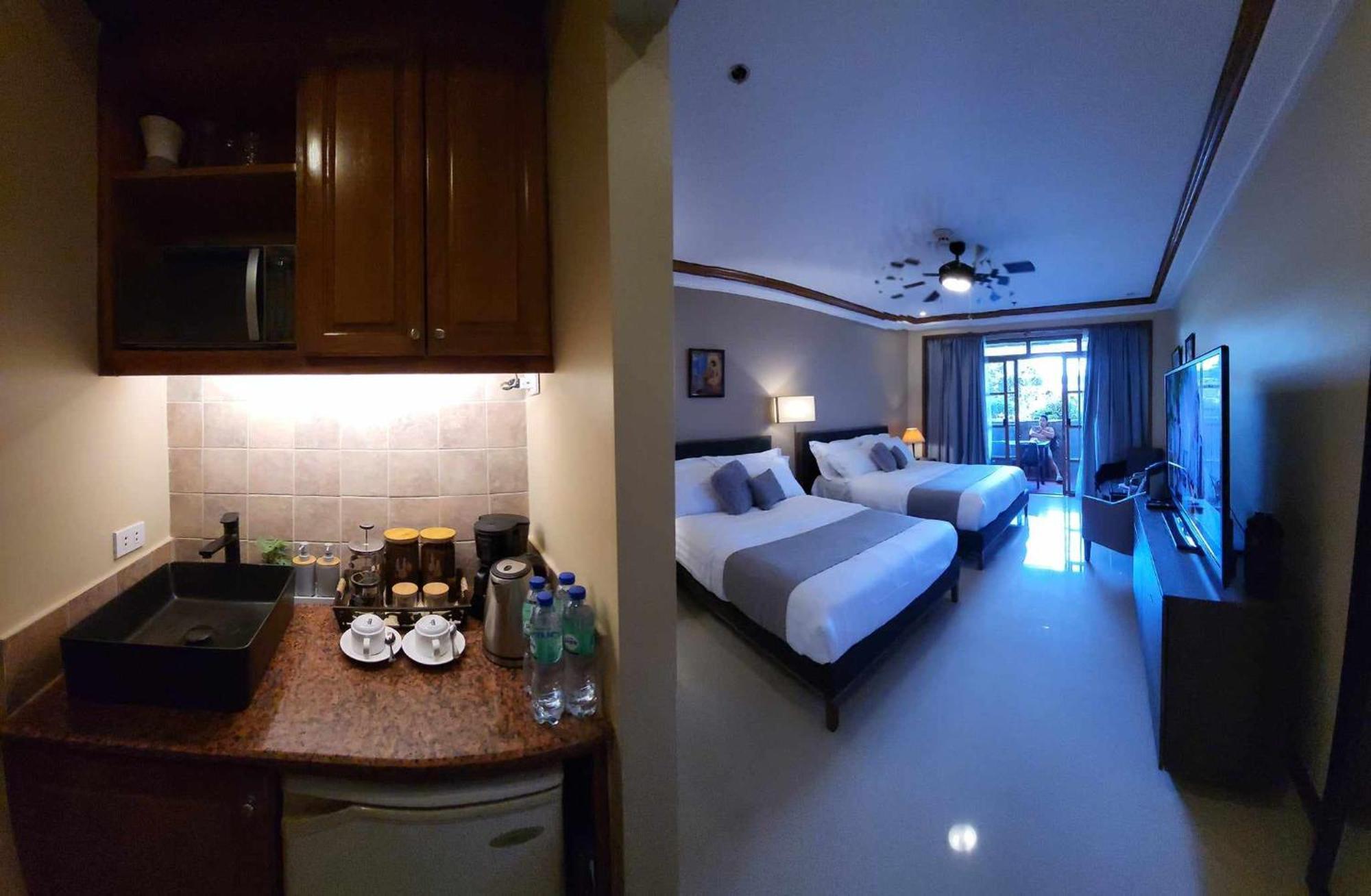 Charming Garden View,Privately Owned Deluxe Room At The Manor By Mist And Pine Baguio City Exterior photo